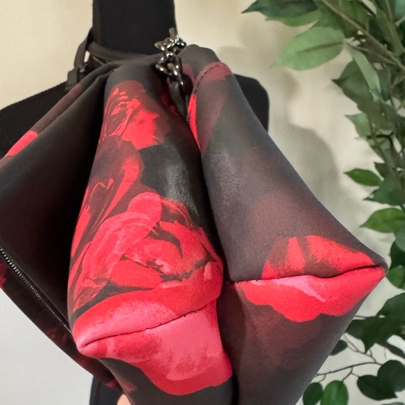 Simply Vera Vera Wang Red Rose Bloom Garrison Crossbody - like new tag fell off - Picture 10 of 11